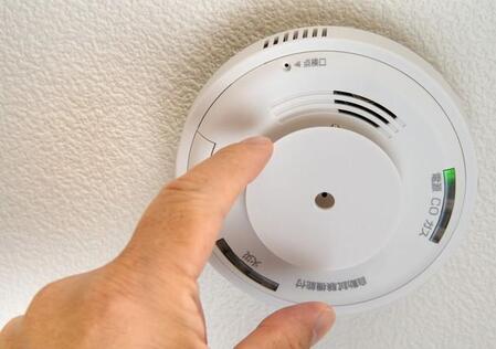 お家の火災報知器、取り付けてから何年たった? 正常かチェックを…寿命にも注意