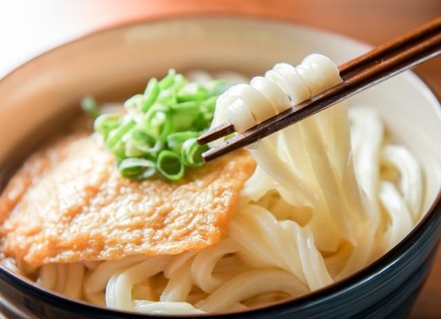 お湯をそそぐだけで、美味しいうどんつゆが作れる「粉末うどんスープ」※画像はイメージです（K/stock.adobe.com）