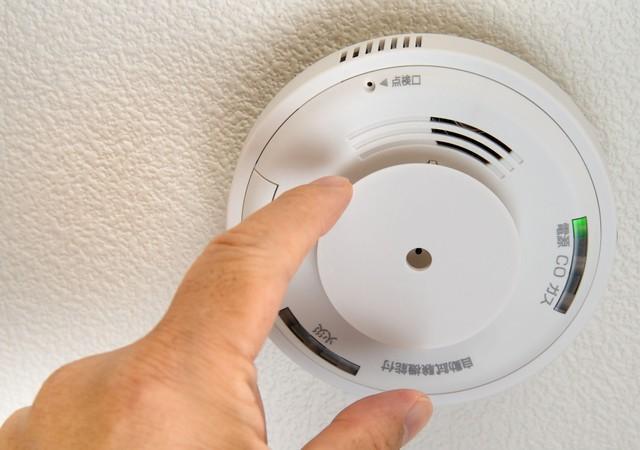 お家の火災報知器、古くなってない？※画像はイメージです（Caito/stock.adobe.com）