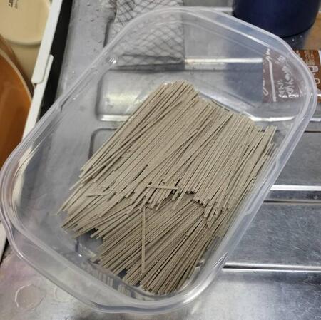 そばはレンジでゆでられる？　「1分ごとの撹拌」＋「熱湯」＋「深タッパー」がカギ　研究家の“裏技”が話題に