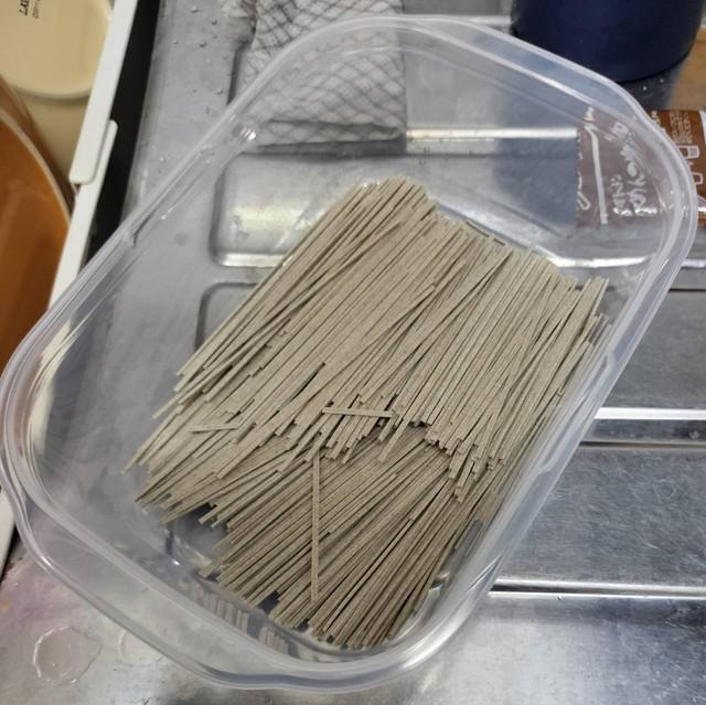 容器の大きさが足りず、麺を半分に折る羽目に…