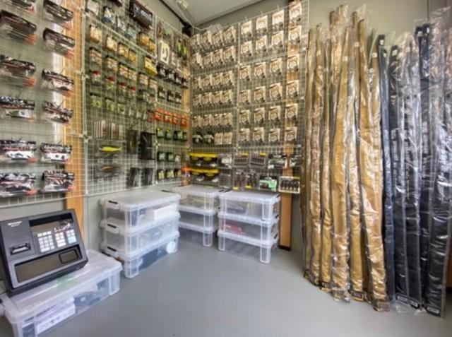 スタッフによる在庫のルアーや釣りざおなどの横領が発覚した釣具店（松田直人さん提供）