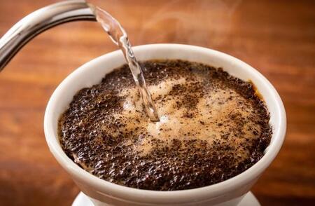 コーヒーの粉、ドリップ後ポイッはもったいない!1分で「消臭剤」に早変わりさせる裏ワザとは