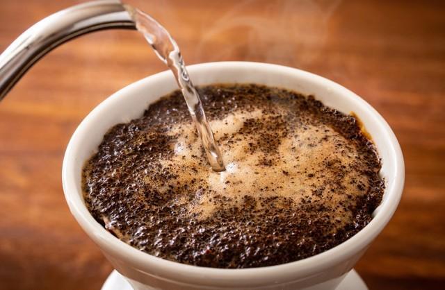 ドリップ後の「コーヒーの粉」、そのまま捨てたらもったいない！　※画像はイメージです（BRAD/stock.adobe.com）