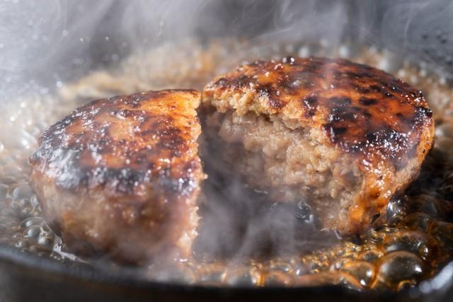 マヨネーズの効果でお肉がふんわりジューシーなハンバーグに※画像はイメージです（area1964/stock.adobe.com）