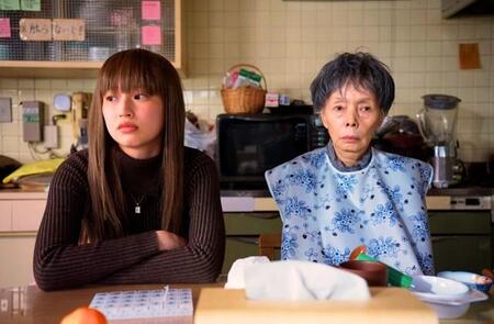 右：認知症の女性をスッピンで演じる研ナオコ