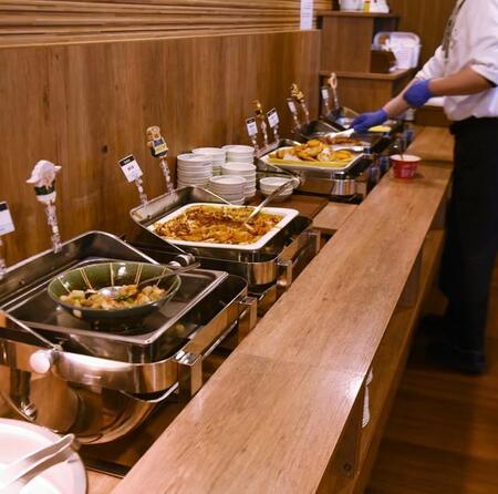 「お客様、困ります!」ホテル朝食バイキングでタッパーに詰め出す夫婦に騒然 食べ放題でも“持ち帰り”は違法にあたる?【弁護士が解説】