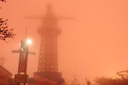 「夕焼けと霧のコラボ！ブラボー！」…遊園地を包んだ幻想的な光景が話題に