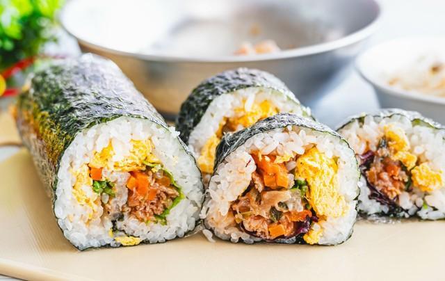 巻き寿司を作る時、きれいに巻くには「巻き簀(まきす)」が必要※画像はイメージです（kikisora/stock.adobe.com）