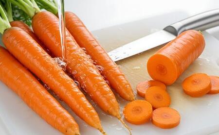 しつこい汚れ…「まな板の色移り」を簡単に落とす方法　台所用洗剤と身近なあるアイテムを使うだけ