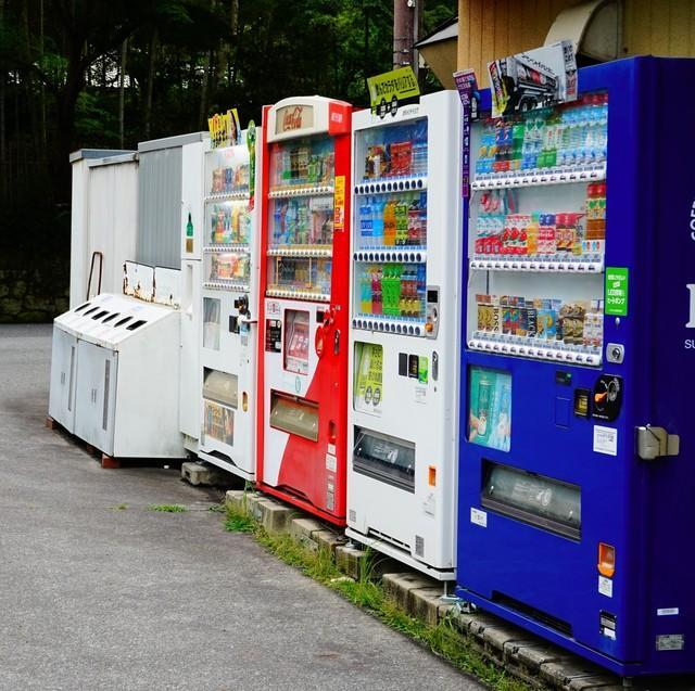 災害に遭った際、自動販売機を壊して飲み物を持ち去ってしまう…　※画像はイメージです（kenthewalker/photoAC）