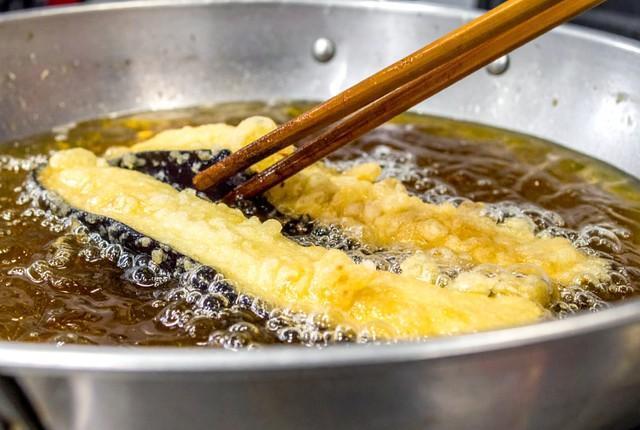 揚げ物の要は「油の温度」※画像はAIが作成したイメージです（真由　野田/stock.adobe.com）