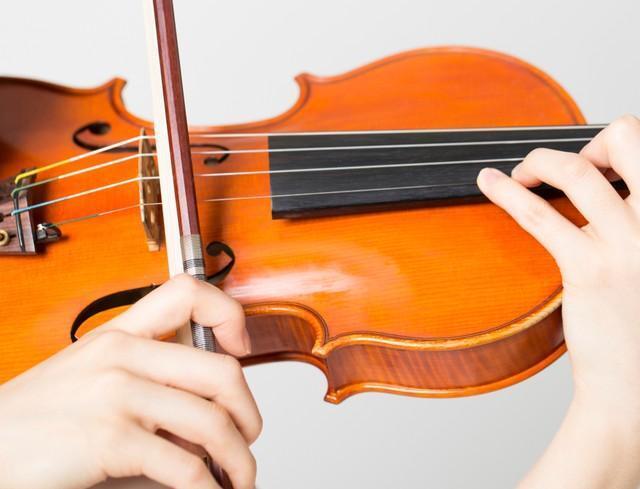高級バイオリンのプレゼントには贈与税が必要？　※画像はイメージです（Paylessimagesstock.adobe.com）