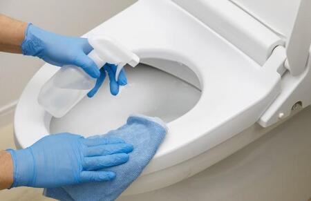 トイレ掃除、便座に「シュッ」はNG！直接スプレーは事故のおそれも【経産省が呼びかけ】