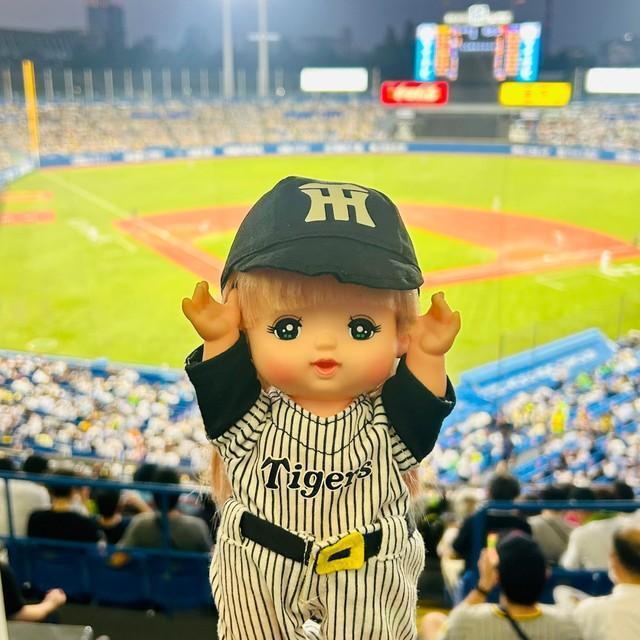 阪神タイガースのユニフォームと帽子を着用して現地応援に訪れるメルちゃん。いろんなところにお出かけしているのに…髪がきれいです！（いずれもメルちゃん公式Xより）