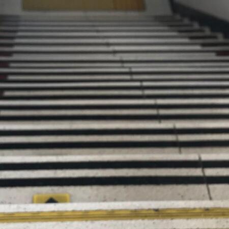 「階段が2倍あるように見えて怖い」…これってデザインのミス? 視力の低い人が抱える悩みに「私も怖いです」「2本線の意味って何?」