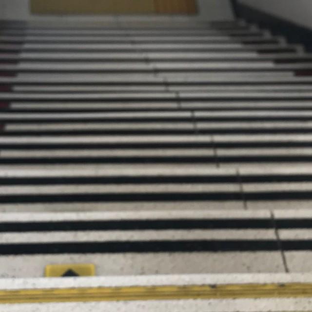 この2本線が視力の悪い人にとっては恐怖のようです（平岡泰さん提供）