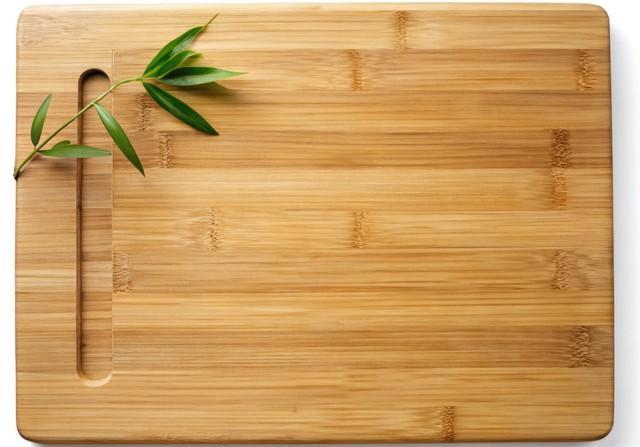 木の温かみを感じられる「木製のまな板」※画像はAIが作成したイメージです（Autun/stock.adobe.com）