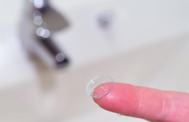 ホテルの洗面台に「使用済みコンタクト」放置してない？※画像はイメージです（Symfonia/stock.adobe.com）
