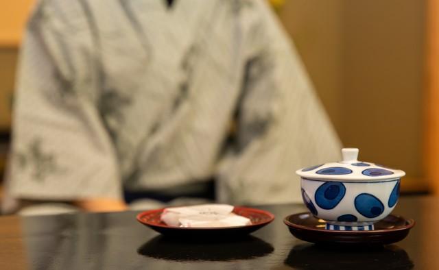 旅館の部屋にある「お菓子」って宣伝じゃないの！？※画像はイメージです（健二 中村/stock.adobe.com）