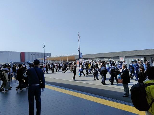 朝8時30分頃の夢洲駅前