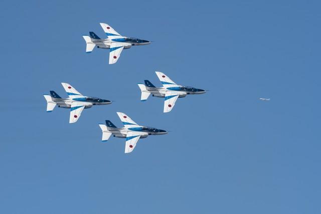 編隊で飛ぶブルーインパルス