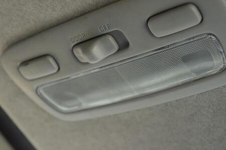 車のルームランプ、オフにしても消えない！原因や対処法を整備士が解説