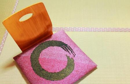 旅館にある座椅子、「穴」は一体何のため！？　実は“スタッフ”と“お客さん”両方にとってメリットがあった