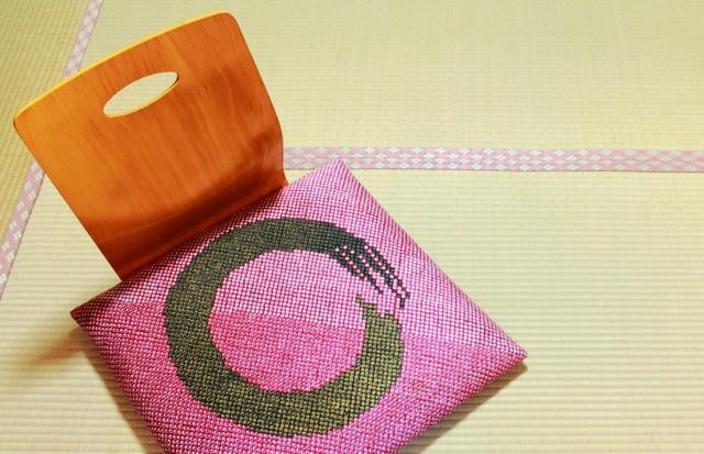 旅館にある座椅子、「穴」は一体何のため！？※画像はイメージです（Sukippara/stock.adobe.com）