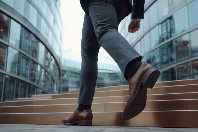 ビジネスシーンでは、出張先に「スーツ」を着ていくことも多くあります。※画像はイメージです（lashkhidzetim/stock.adobe.com）