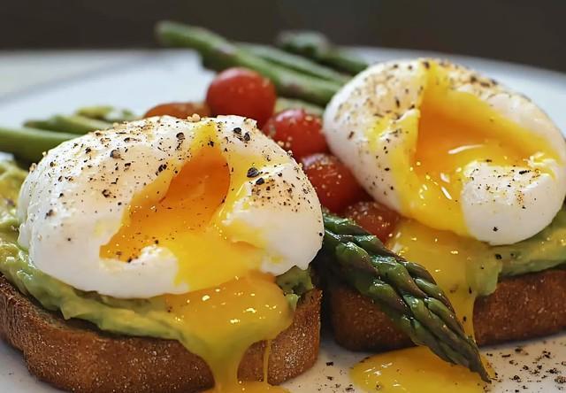 サラダやパンなど、様々な料理にトッピングされている「ポーチドエッグ」※画像はAIが作成したイメージです（Shehub/stock.adobe.com）
