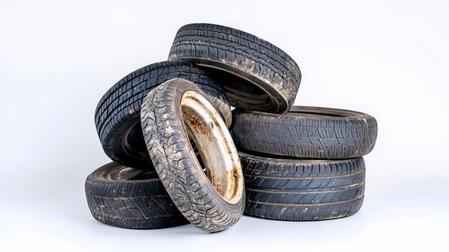 “粗大ごみ”に出せない車のタイヤ 不用品回収は割高トラブル、不法投棄で罰則リスク…いったいどう処分する?【整備士が解説】