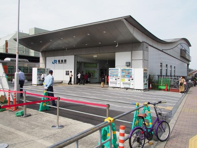 桜島駅から万博へのシャトルバスが出発する