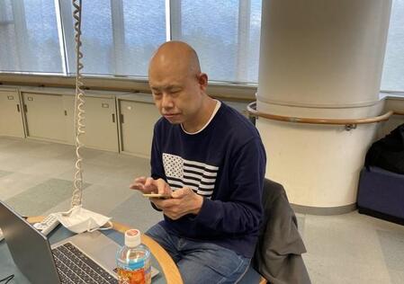 画面を操作する自信がなかった…「全盲の視覚障害者」は、どうやってスマホを覚えた？　3カ月の“指の練習”でつかんだ世界