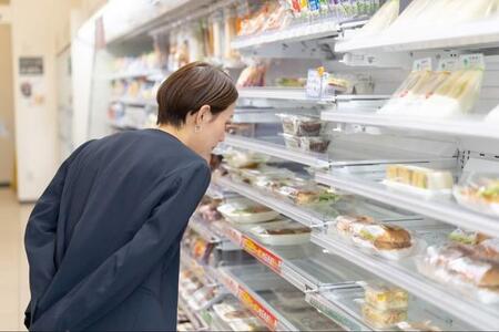 同じツナマヨおにぎりなのに、138円と155円が並んでる…なぜ? コンビニ棚で驚き「物価上昇率えげつないな」