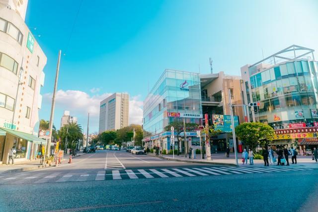 那覇の国際通り。沖縄の中心地から石垣島へはなんと400km以上