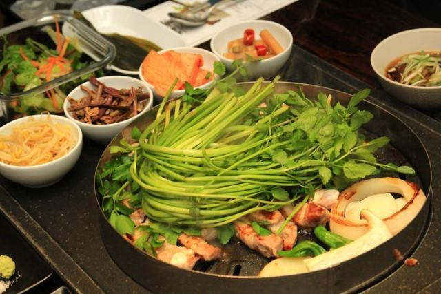 韓国で流行しているセリをたっぷり乗せたミナリサムギョプサル！＝いずれも韓国・ソウルで撮影