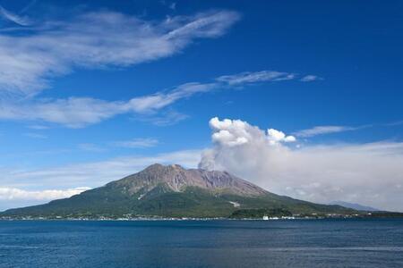 「桜島ふざけんなこれで出勤やぞ」マッドカラーのマツダMX-30「模型みたい」「オタク向け墓石かと」