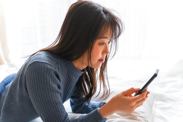 スマホ画面の明るさはどうしていますか※画像はイメージです(maroke/stock.adobe.com/)