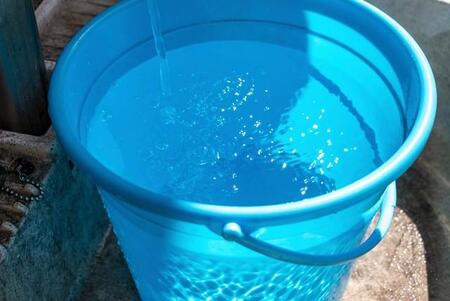 レジ袋に一手間で水を入れても自立する!?釣りにキャンプに防災に…斬新な「即席折りたたみバケツ」知っておくと超便利【警視庁発】