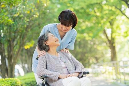 介護してほしい相手は「家族よりプロ」 30代以上の6割が“施設職員”を選択 世話になりたくない1位は「子ども」