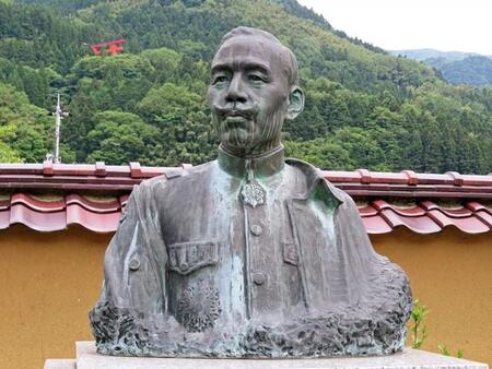 森鴎外の作品を愛読している方は多いと思いますが…（島根県津和野の森鴎外旧宅に建てられた銅像）