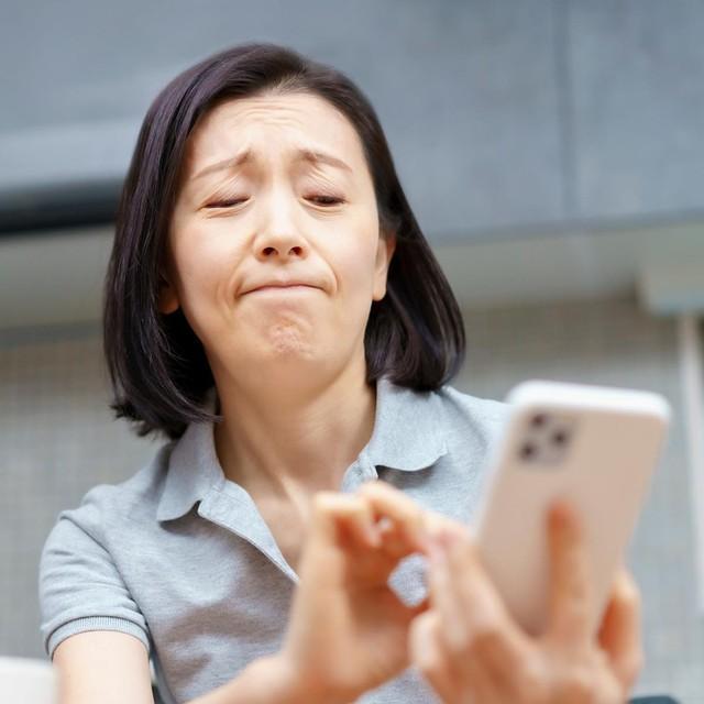 故人のスマホ、どうしたらいい？※画像はイメージです（TAGSTOCK2/stock.adobe.com/)