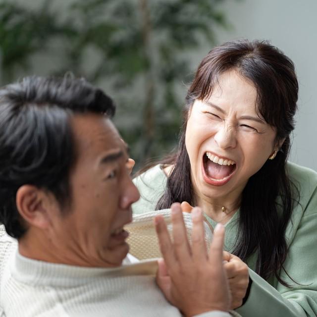 家の中では人格否定的な発言を繰り返す妻…　※画像はイメージです（folyphoto/stock.adobe.com）