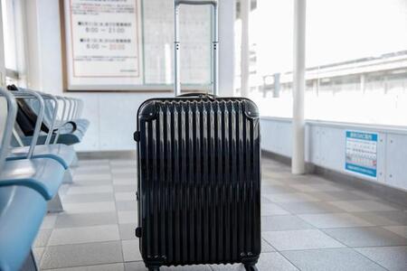 ホームにうっかり忘れ物→「不審物」と勘違いされ駅パニック！電車も運行停止され…こんな場合、罪に問われるの？【弁護士が解説】