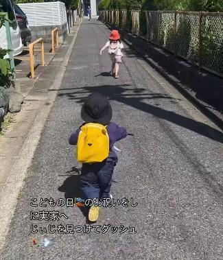 じいじの姿を見つけた瞬間…3歳と2歳の姉弟が全力ダッシュ！　駆け寄る姿に「癒やされる」「感動して涙が出た」