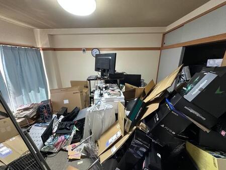 「人が来るので片づけました」漫画家の仕事部屋ビフォーアフターに驚き「いやまって、地震とかあったの？！」「…廃墟？」