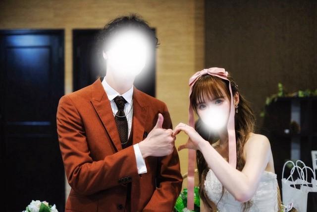 結婚式でラフレターを上映した「も～ウチにかまわんでよ」さん夫婦（も～ウチにかまわんでよさん提供）