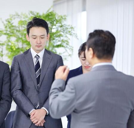 “裁量労働制”なのに「毎朝9時の朝礼には必ず出席」って、おかしくない? 上司に理由を聞いても「決まりだから」と答えるばかり【社労士が解説】