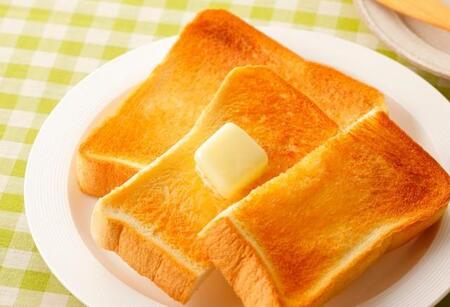 【パン好き必見】トーストに塗って焼くだけ、コクが出てサクッ食感に 時間のない朝にピッタリの裏ワザ
